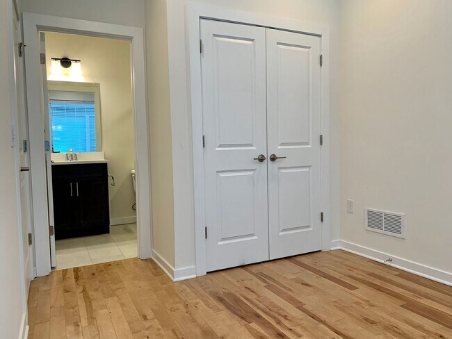 Building Photo - Gorgeous 3-Bedroom Townhome with Parking S...