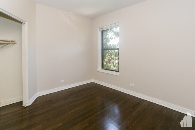 Building Photo - 920 W Belle Plaine Ave