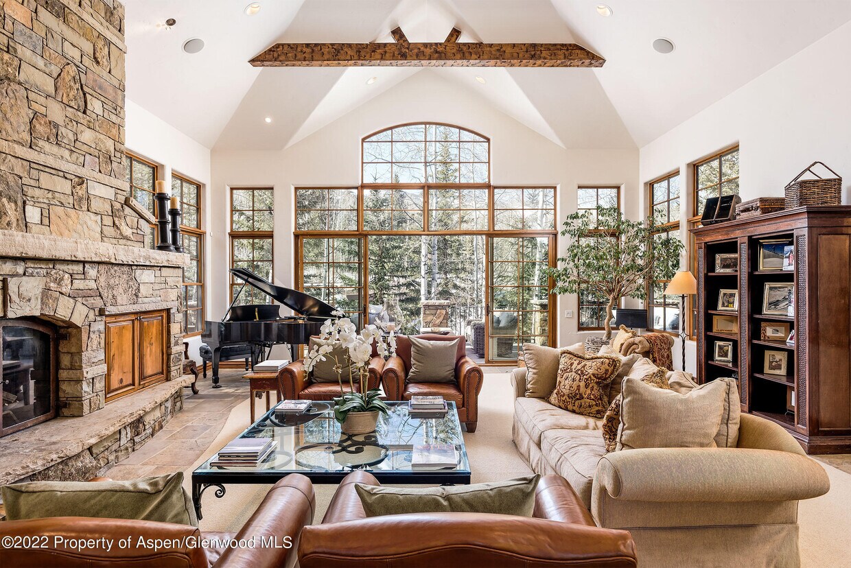 Primary Photo - 211 Pine Crest Dr
