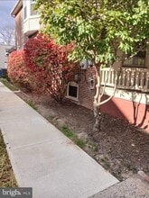 Building Photo - 393 N York St