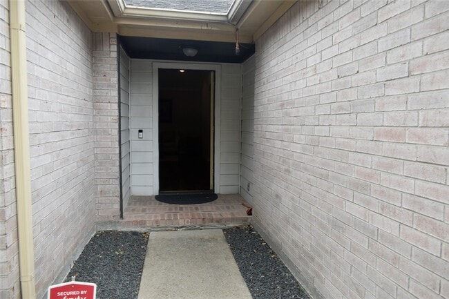 Building Photo - 10519 N Newpark Dr