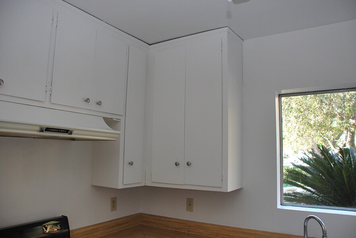 Kitchen - 236 S Mentor Ave