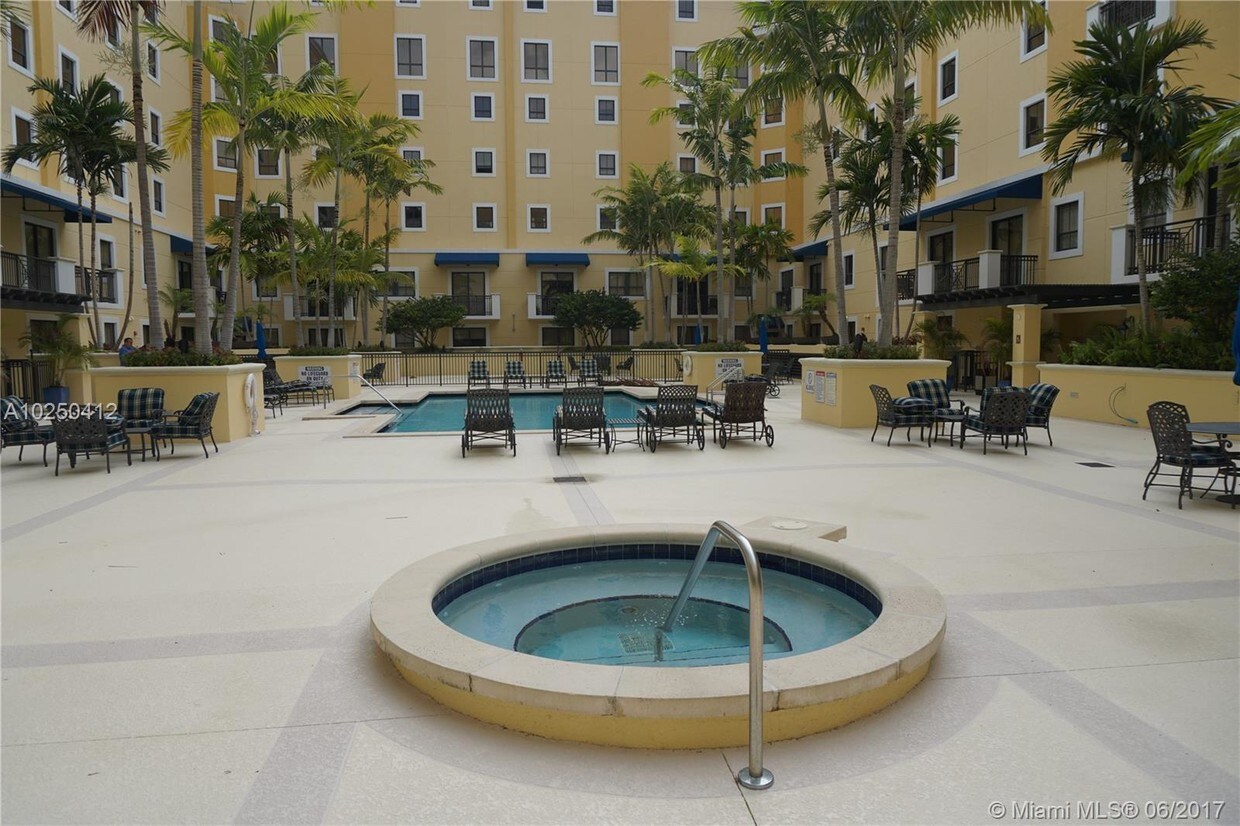 Luxury Condo 2 bed/2 bath corner - 8395 SW 73rd Ave