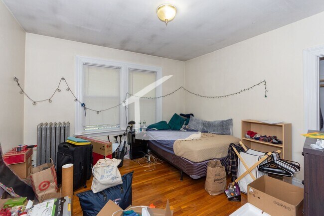 Building Photo - 4-bed split or 3bed with living room!  Heat and Hot Water Included.  Near T