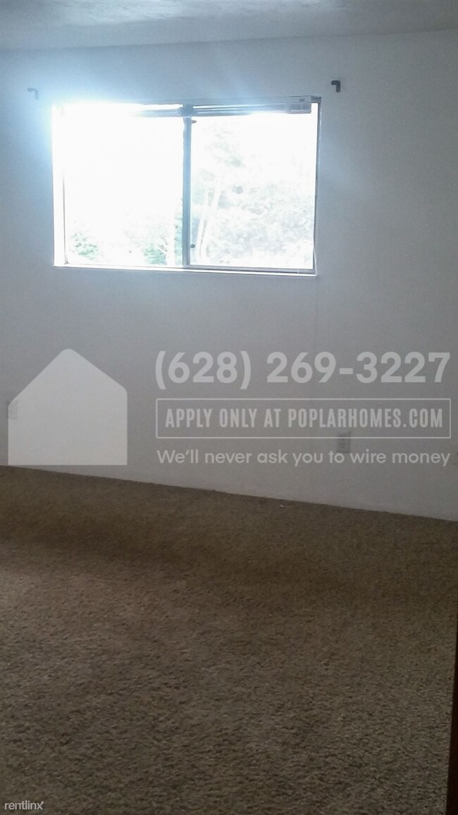Building Photo - 2 br, 1.5 bath House - 864 N. Cloverleaf L...