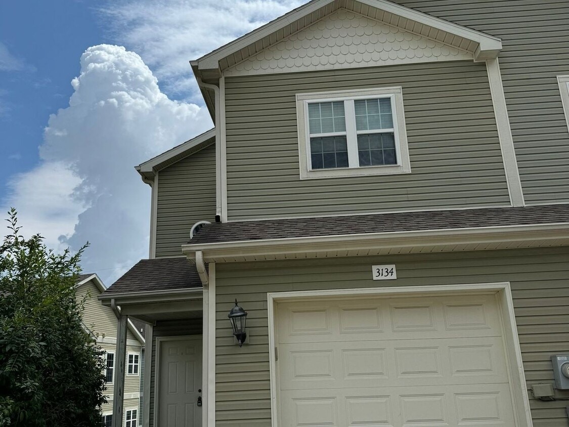 Primary Photo - 3 Bedroom Townhome in Bloomington