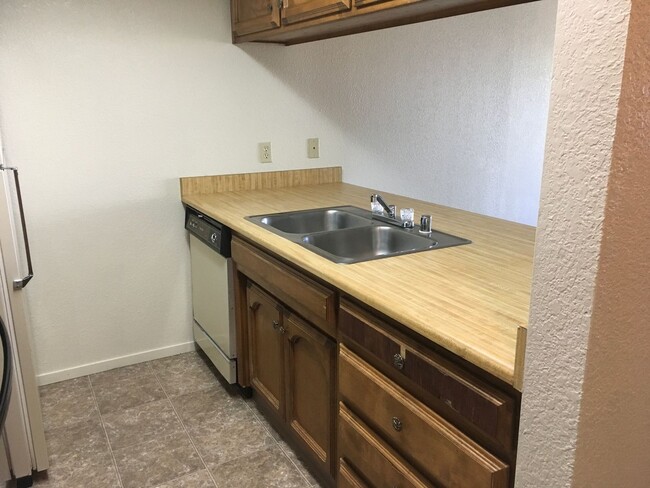 Building Photo - Hilltop Neighborhood Townhome With 1 Car G...