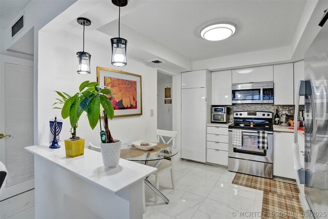 Building Photo - 18041 Biscayne Blvd