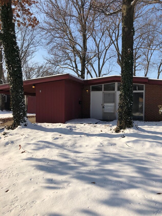 Primary Photo - Coming soon! Bright and Spacious 4 Bedroom...