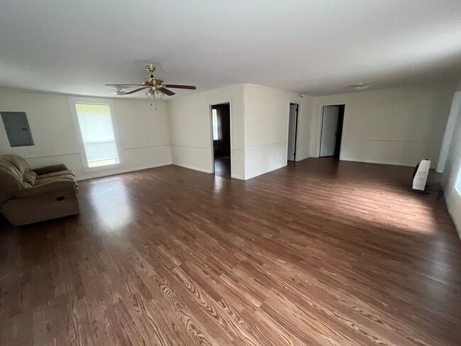 Building Photo - Charming 2-Bedroom Home for Rent in Lee, FL
