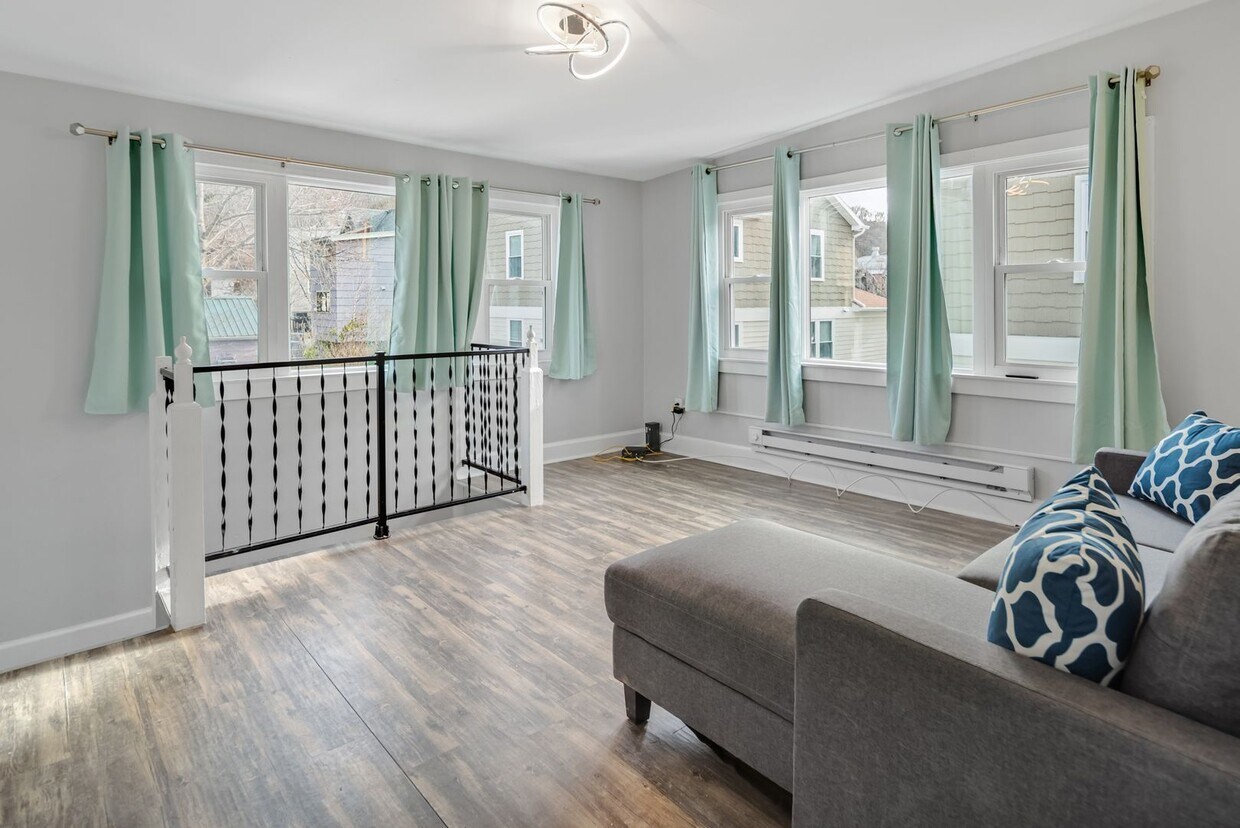 Foto principal - 1005-1007 N Aurora St, LLC