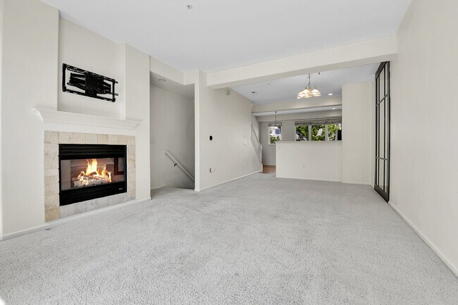 Foto del edificio - $2,300.00 - 2 Beds, 2 Baths, Condo in Littleton with Fireplace and Balcony!