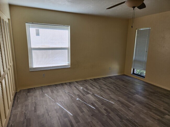 Building Photo - 3/2/2 convenient Florida Shores location!