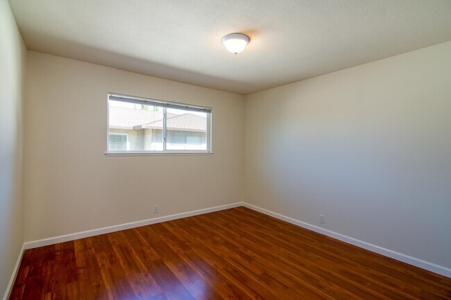Building Photo - 435 Firloch Ave