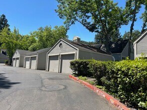 Building Photo - 2703 Lakeview Dr