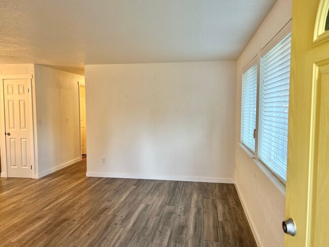 Building Photo - AVAILABLE NOW! 3BD 1.75 BATH SINGLE STORY HOME LARGE CORNER LOT