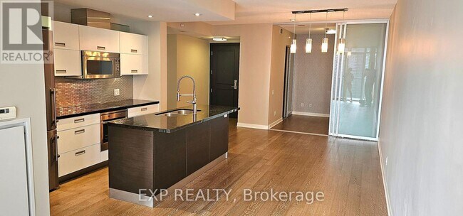 Building Photo - 88 Park Lawn Rd