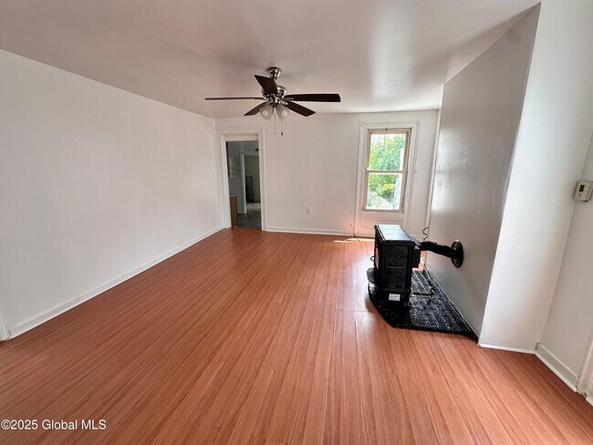 Foto del edificio - 93 Hudson Ave