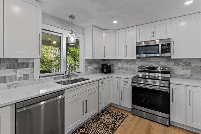 Building Photo - 8 Woodsia Rd