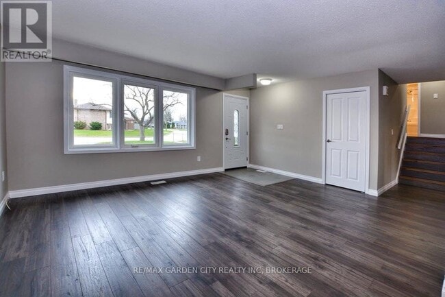 Building Photo - 49 Bendingroad Crescent