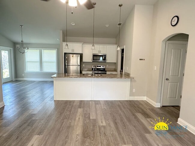 Building Photo - Beautiful like new Navarre home, call today!