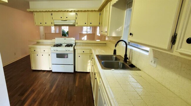 Building Photo - 23119 Berry Pine Dr