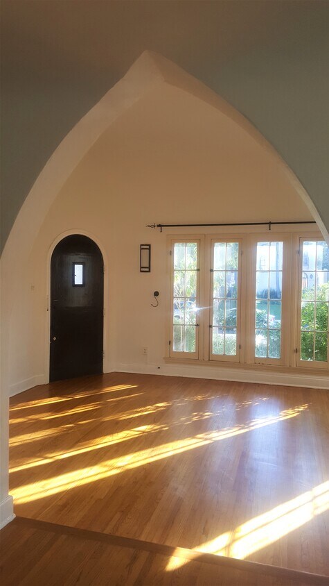 Primary Photo - 6267 Commodore Sloat Dr