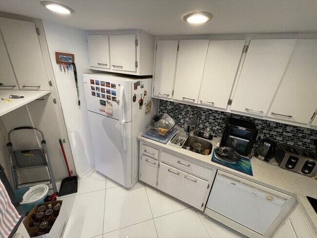 Building Photo - 801 Brickell Bay Dr