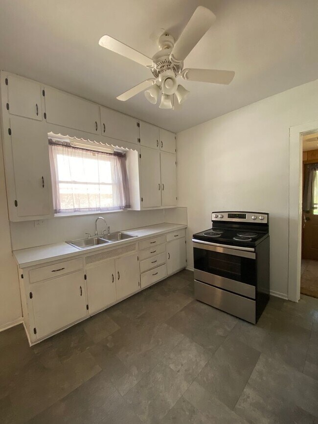Foto del edificio - 3 Bedroom Single Family Home with Gleaming...