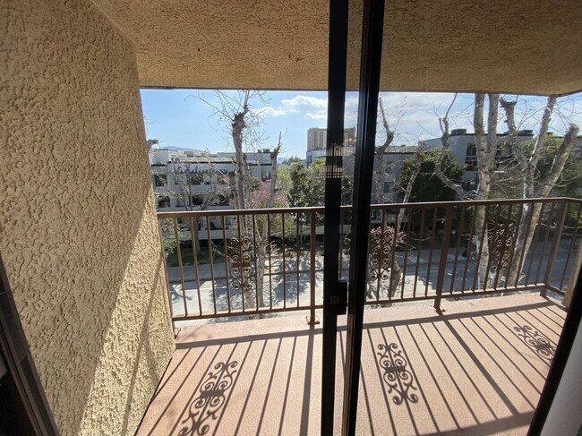 Building Photo - 300 E Tujunga Ave