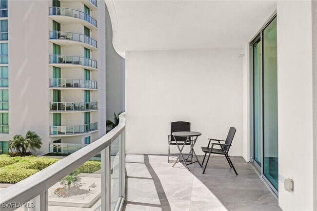 Foto del edificio - 3000 Oasis Grand Blvd
