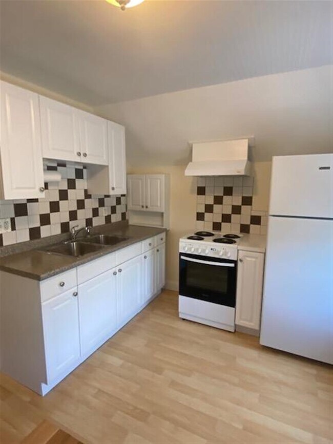 Building Photo - 136 Broadway