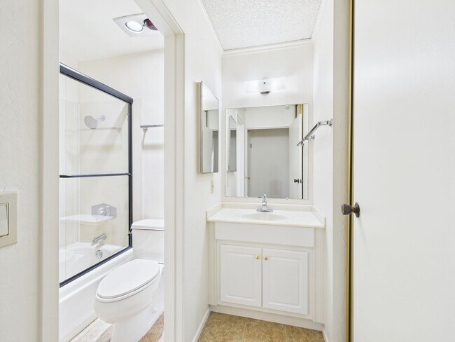 Foto del edificio - 1/1 Golden Oaks Condo for rent