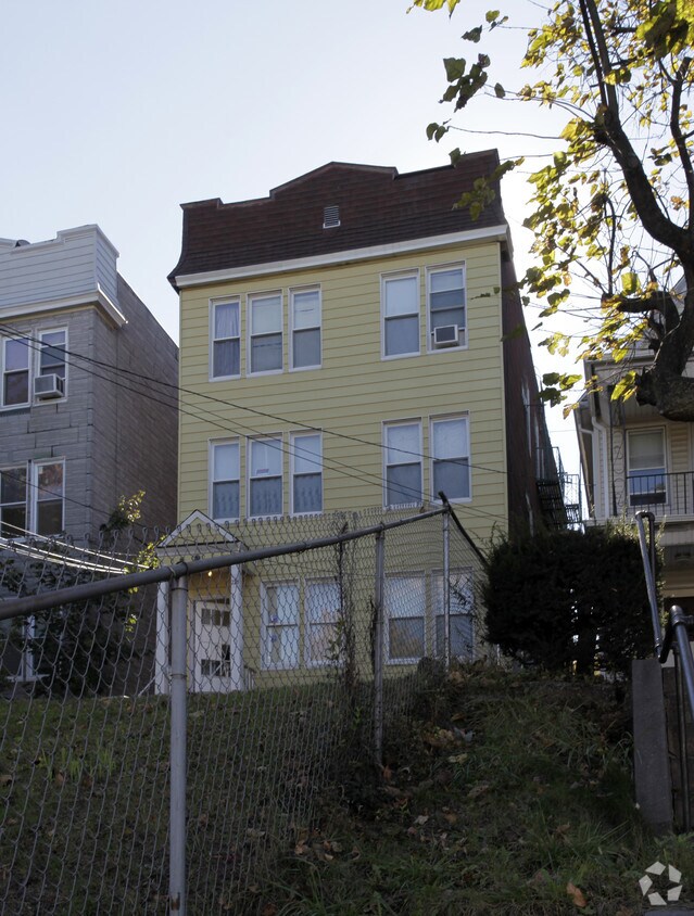 Building Photo - 225 Duncan Ave