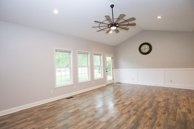 Building Photo - 102 Willow Creek Ln