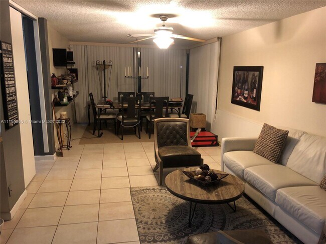 Building Photo - 9431 Live Oak Pl