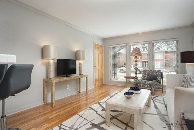 Foto del edificio - 2 Bedroom 1 Bathroom Downstairs Apartment