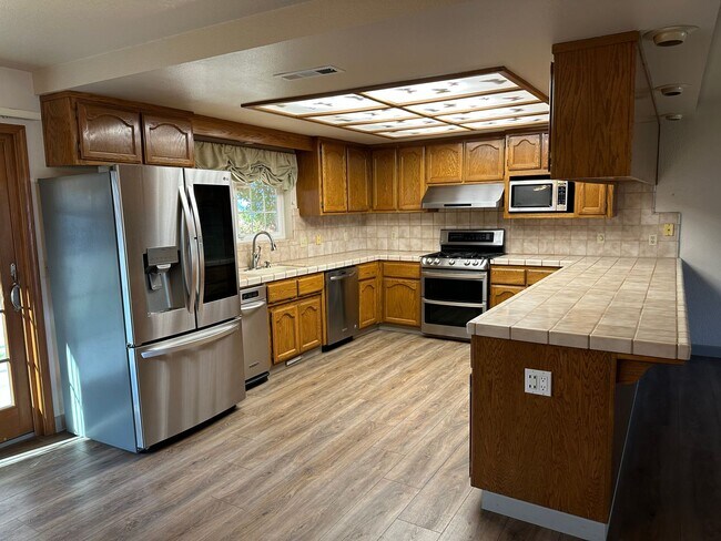 Building Photo - Beautiful Northside Los Banos Rental