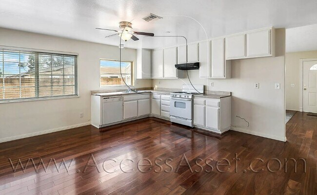 Foto del edificio - Lovely Single Story 4 Bed/2 Bath Home In R...