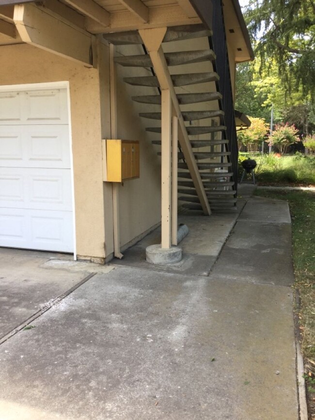 Building Photo - 2 bedroom 1 bath upstairs 4-Plex unit