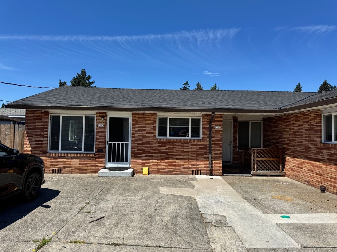 Primary Photo - 2215-2215 NE 81st Ave