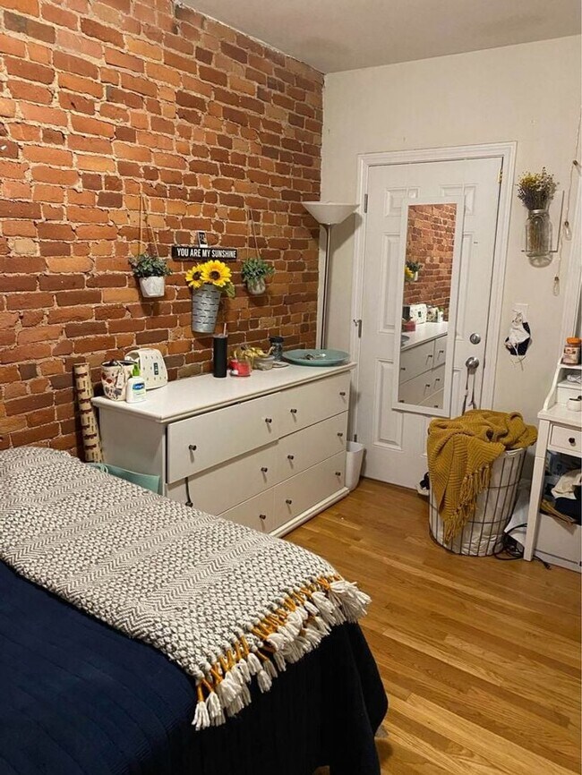 Building Photo - 3 bed 2 baths in Brookline.... Sept 1st move in!!