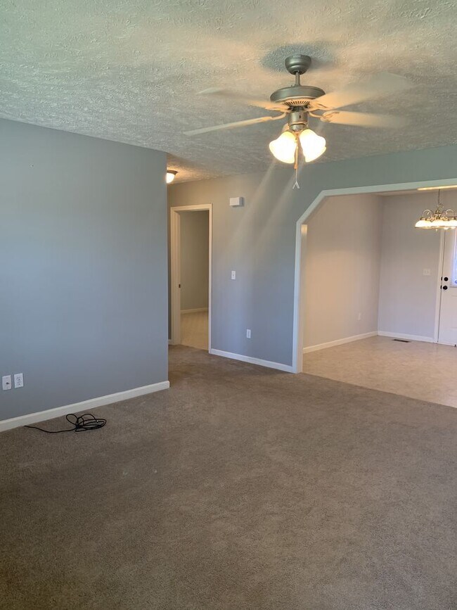 Foto del edificio - 3 Bedroom 2 Bath Home with GARAGE