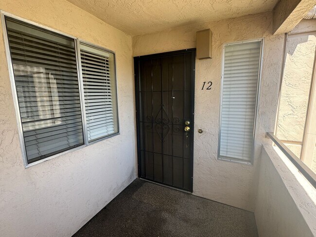 Building Photo - 2 Bedroom 2nd Floor Unit