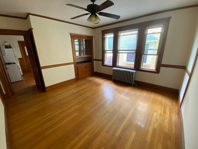 Building Photo - 33 Iroquois St