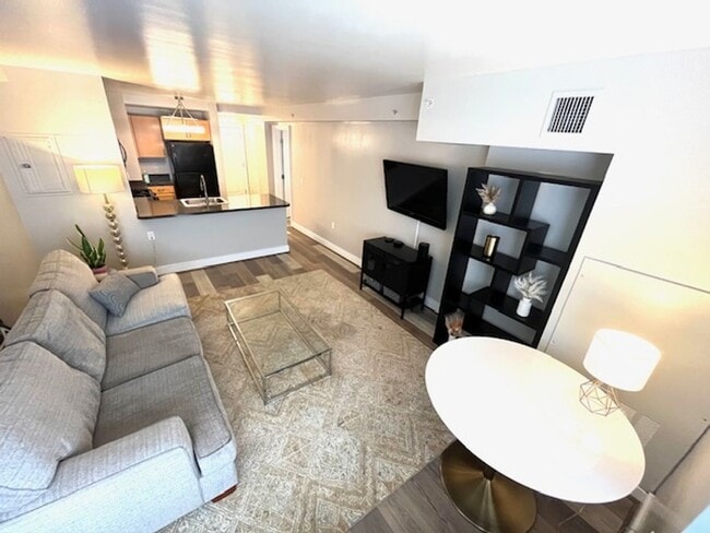 Foto del edificio - Updated 1+ 1 condo w/ Parking in SW DC -