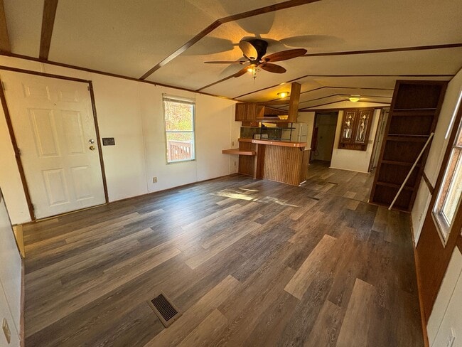 Foto del edificio - Spacious singlewide on private lot!