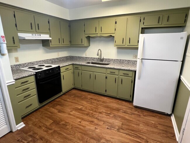 Foto del edificio - 322 Deer Lake Dr