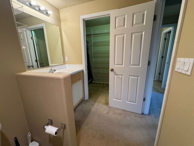 Building Photo - Single level home SE Bend