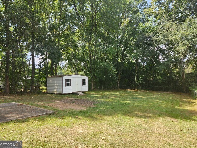 Foto del edificio - 8121 Maudie Ln